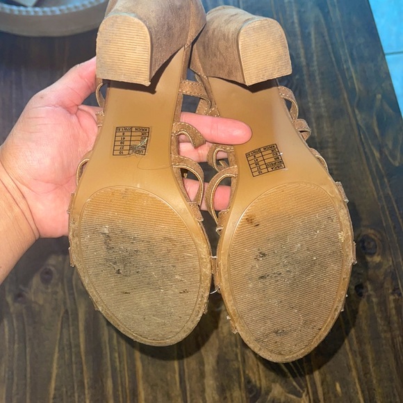 Tan High heels - Picture 4 of 4